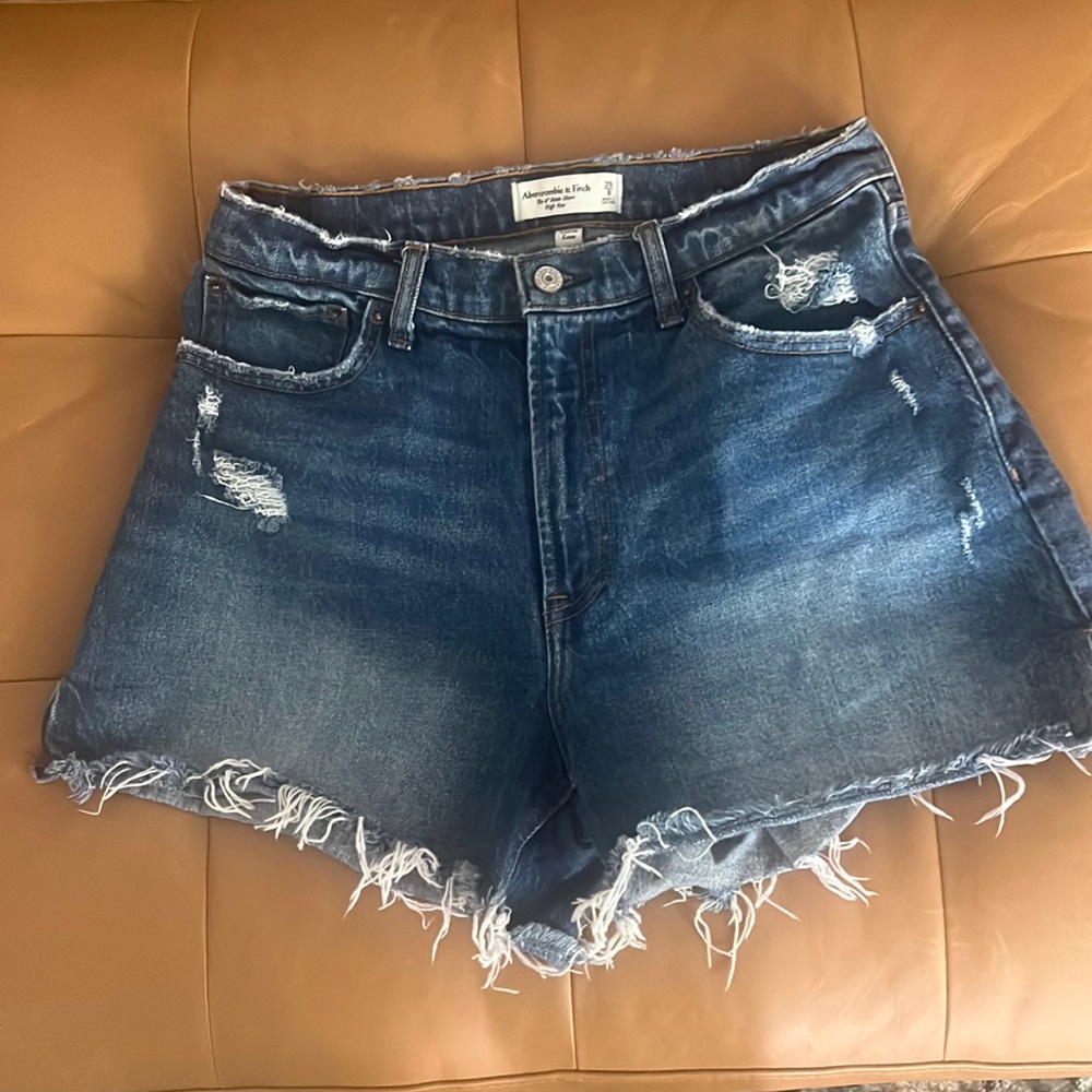 Abercrombie and Fitch curve. Love mom short.